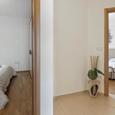 Apartment Apartment Enrico - Two Bedroom Apartment With Jacuzzi Poreč