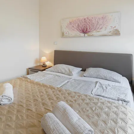 Enrico - Two Bedroom With Jacuzzi Apartament