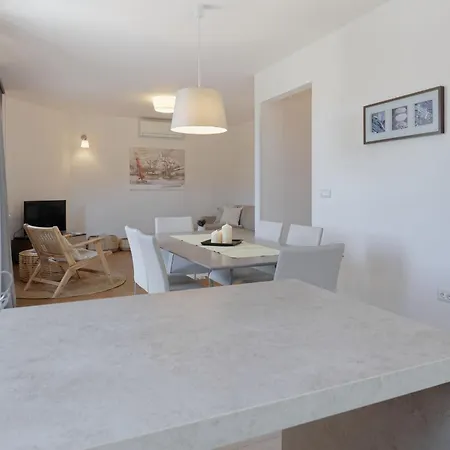 Enrico - Two Bedroom With Jacuzzi Apartament *